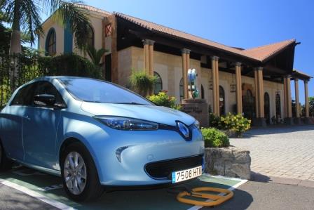 Renault ZOE de Esparent en su estacionamiento para vehículo eléctrico en el Hotel Cordial Mogán Playa